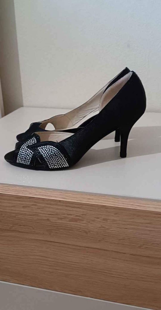 Дамски елегантни сатенени обувки на ток