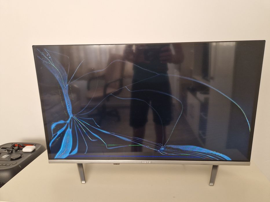 Vând Televizor Metz 32 inch smart tv,spart (piese)