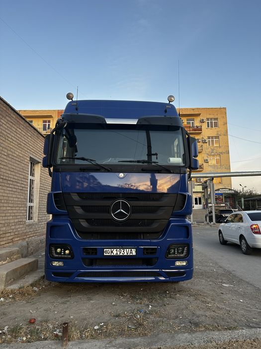 Тягач Актрос 2011 год в хорошом состаяние