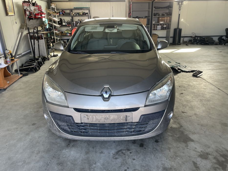 Vand capota motor Renault Megane 3 / impecabila / maro
