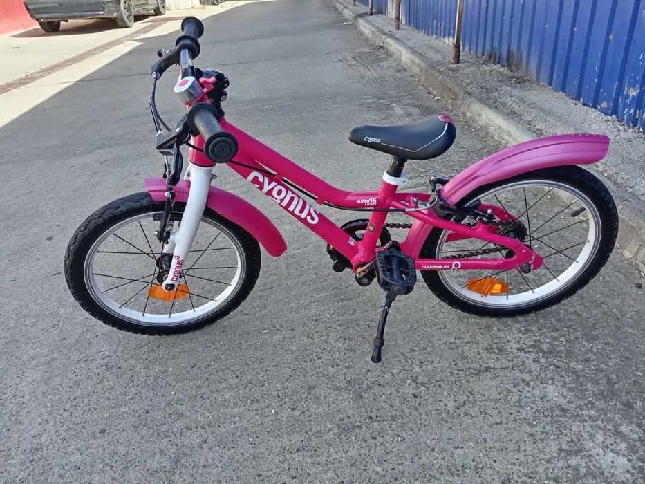 Vând bicicleta din aluminiu, foarte ușoară pentru copii
