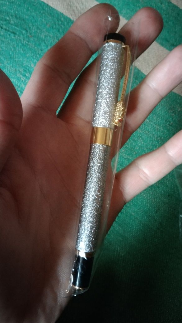 Ручка перьевая новая.