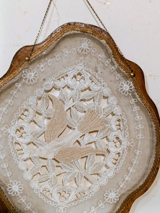 Ретро дантела с резбована рамка