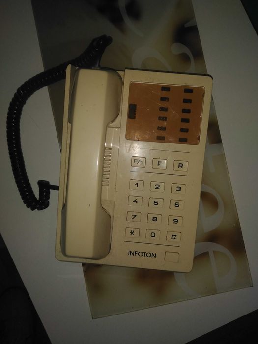 Vând telefon vechi.
