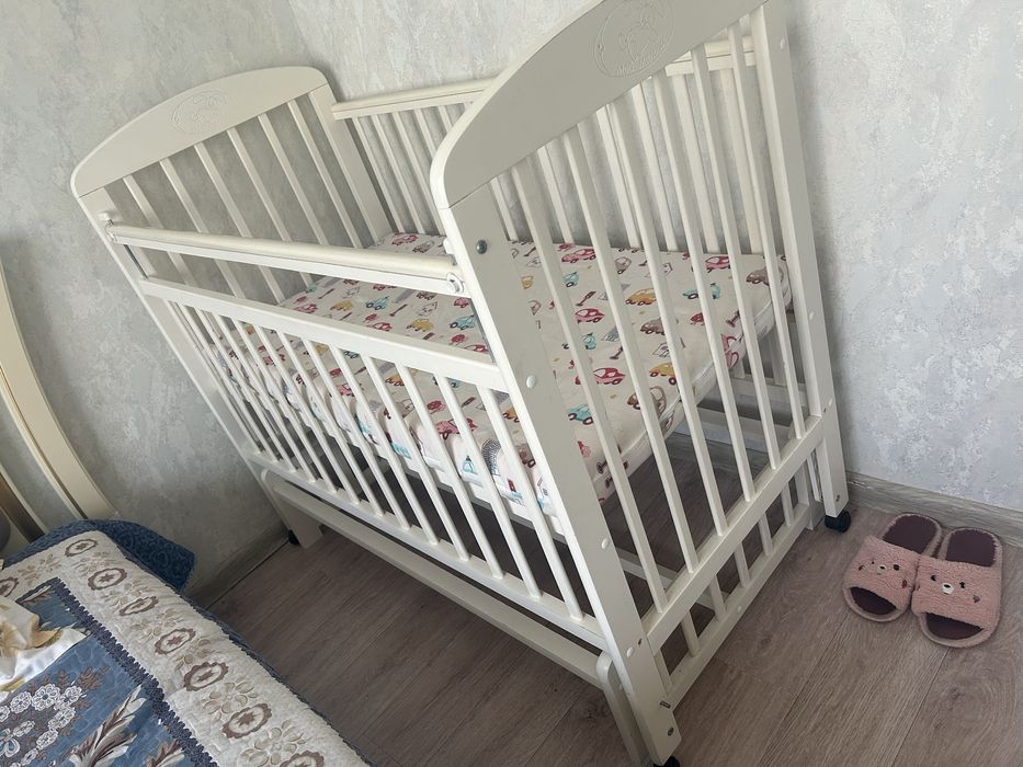 Детская кроватка / Кроватка с маятником / манеж
