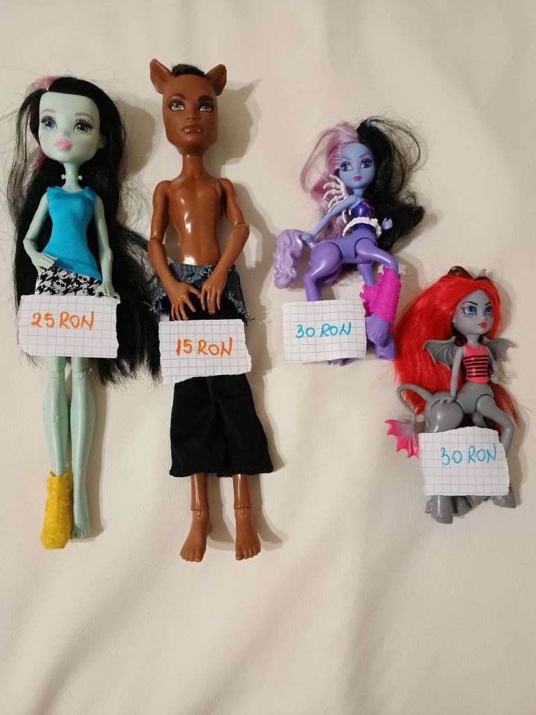 Vând păpuși și accesorii Monster High G1