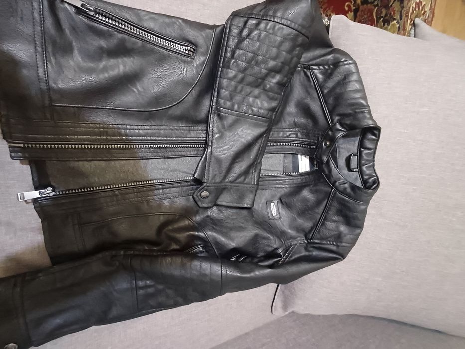 Продавам детско кожено яке