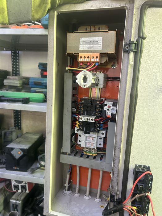 Elevator auto cu 4 coloane