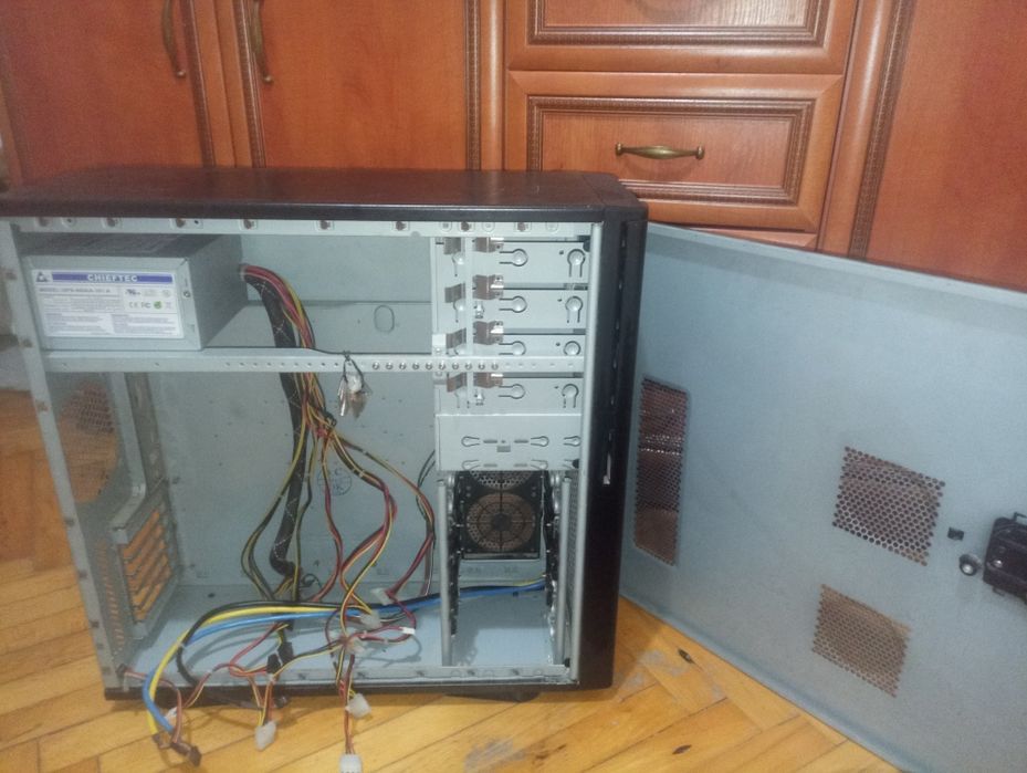 Компютърна кутия/ Сървърна кутия със захранване