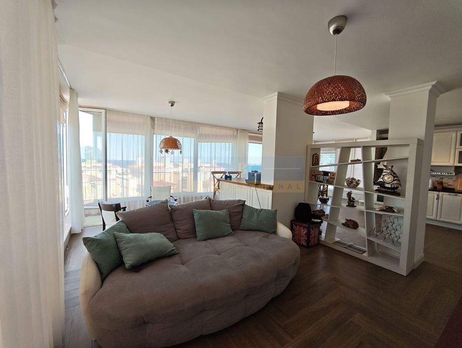 Висококатегорийно жилище с панорамна гледка към морето ви очаква!