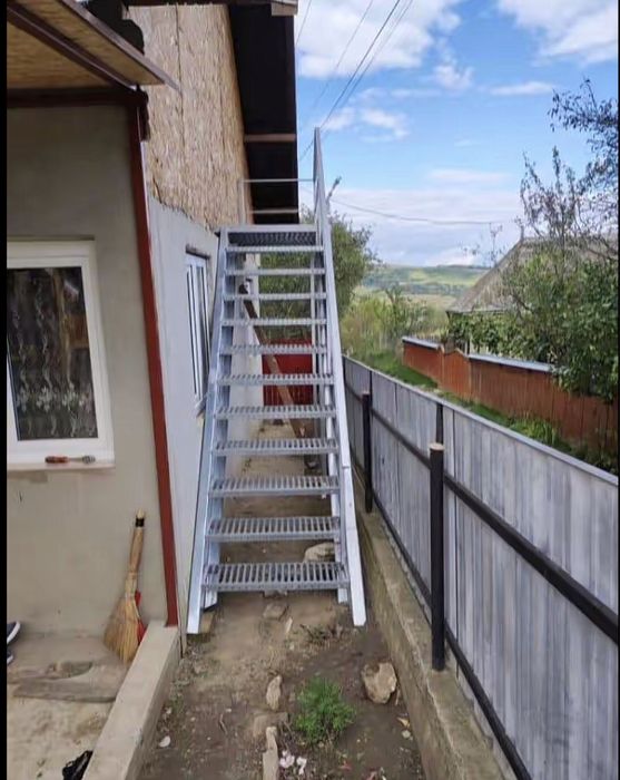 Scara zincata la comanda