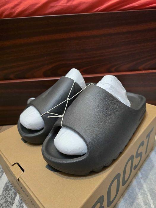 Papuci Yezzy Slides ~ Marimea 41 ~ Noi
