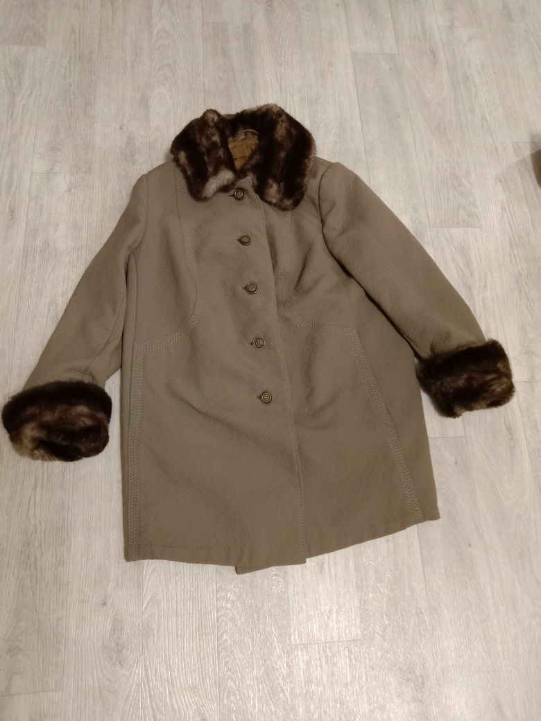 Продается женское БУ пальто