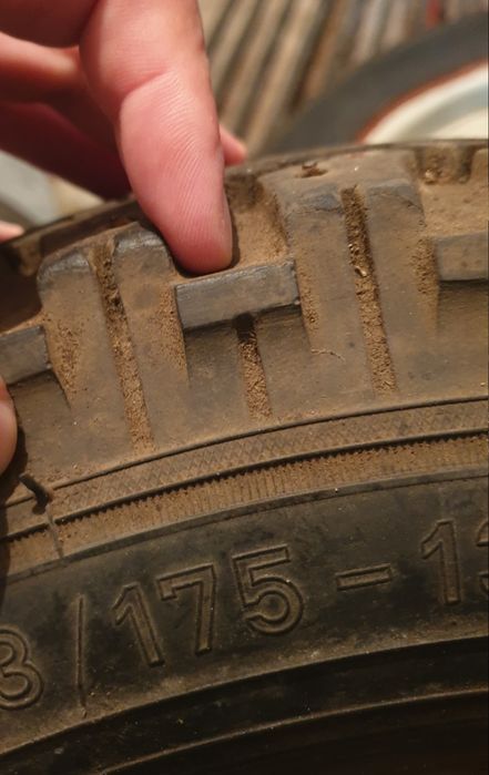 2 Roți Pirelli de iarnă R13, cu cuie M+S