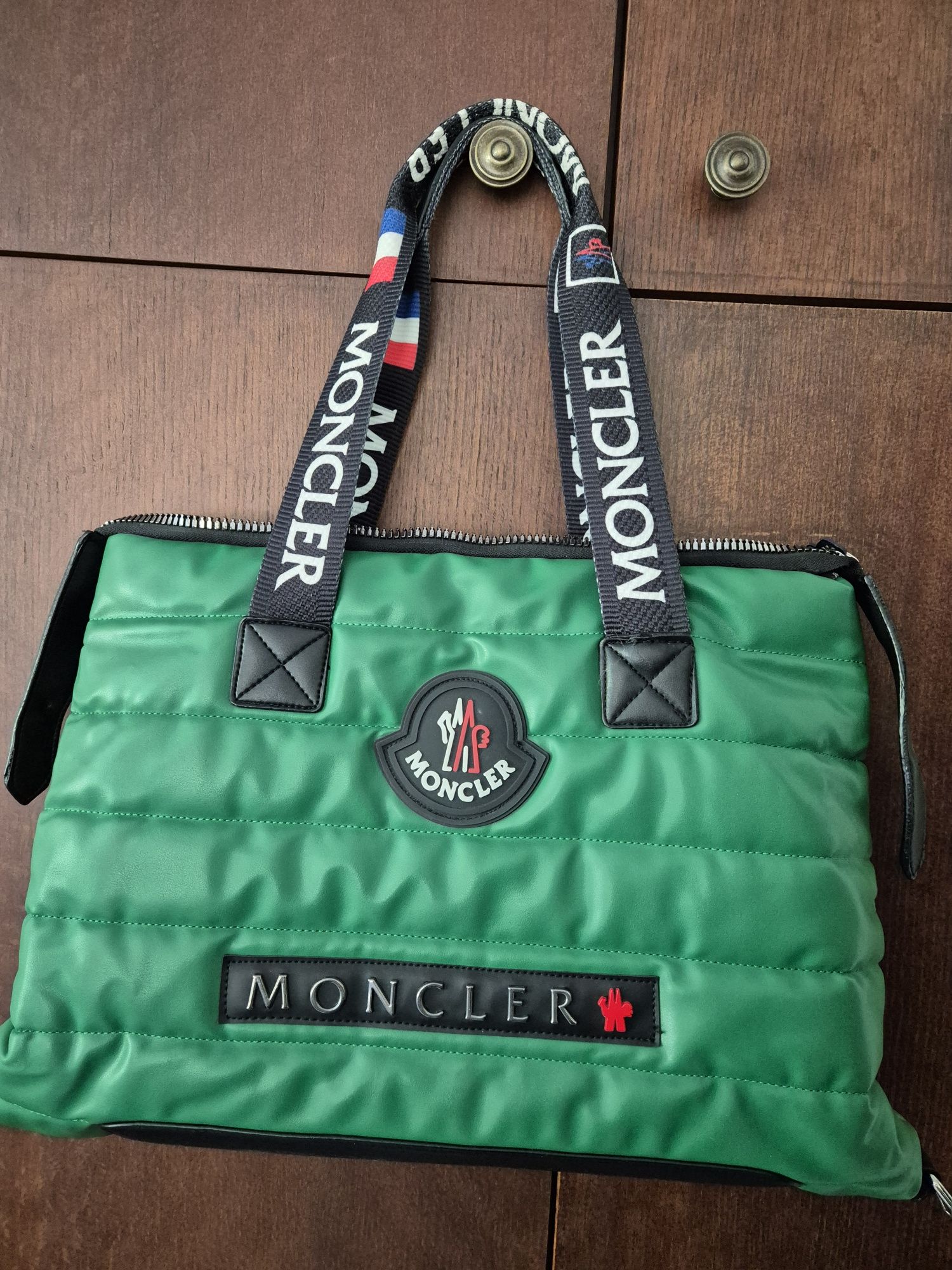 Продавам дамска чанта MONCLER