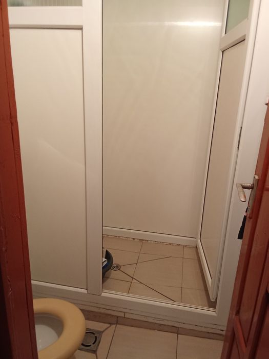 Închiriez garsonieră la curte