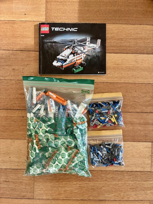 Vând LEGO Technic 42052 – Heavy Lift Helicopter / model 2016