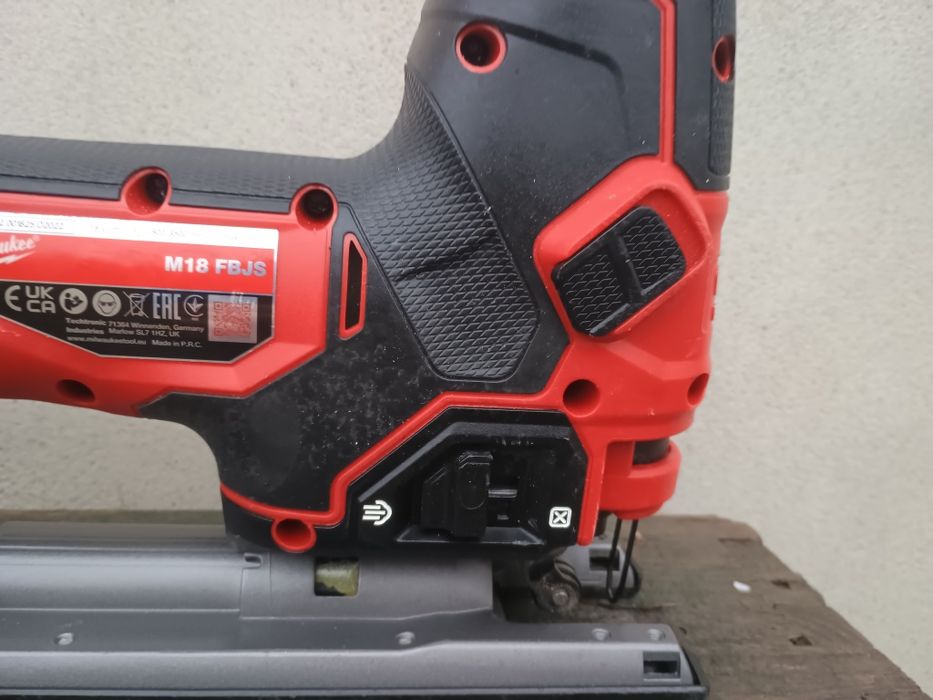 Fierăstrău pendular Milwaukee fbjs + baterie 5 amperi. Aproape noi