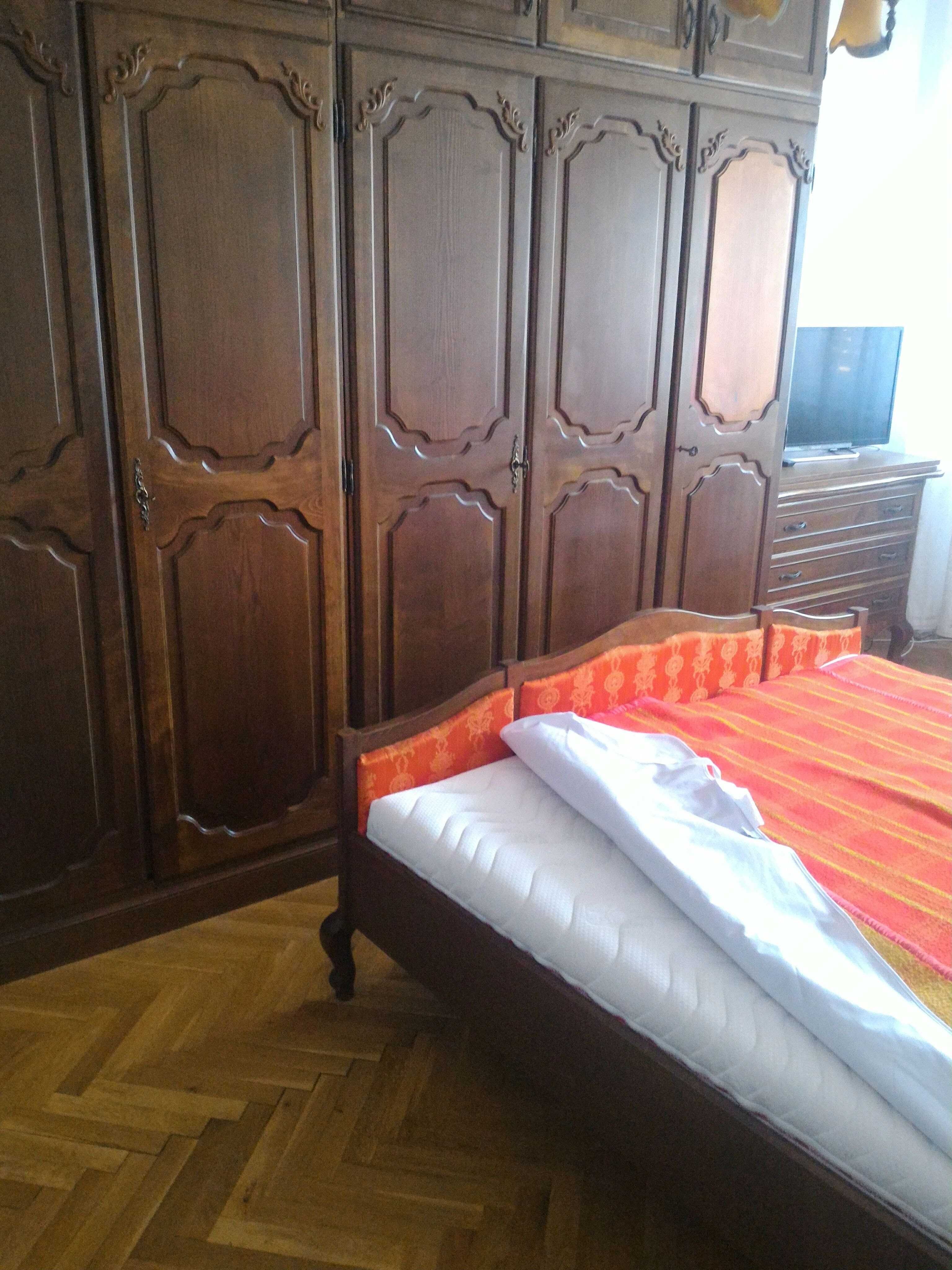Proprietar, vand 4 camere ultracentral cu garaj  chiar langa medicina