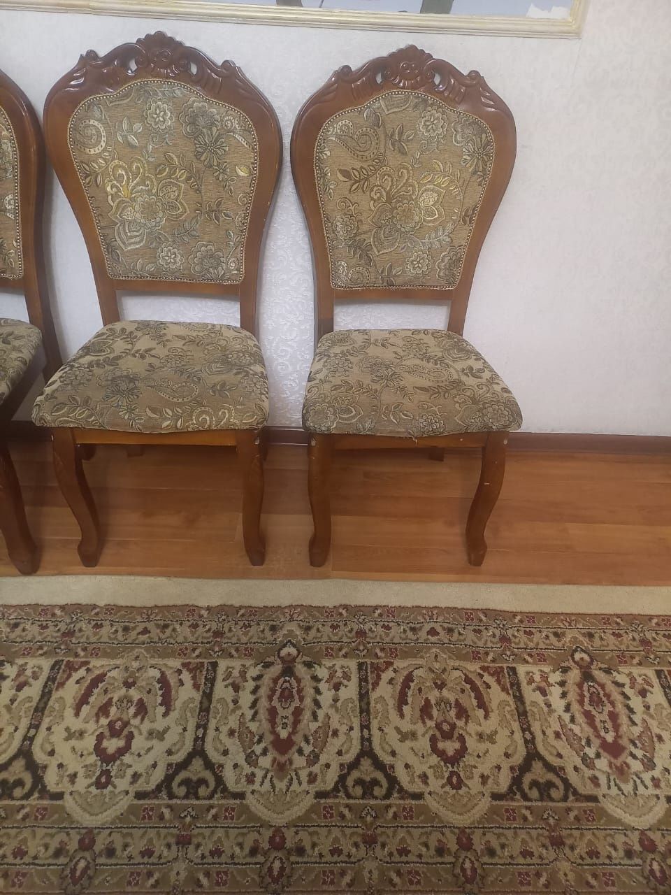 Стол со стульями