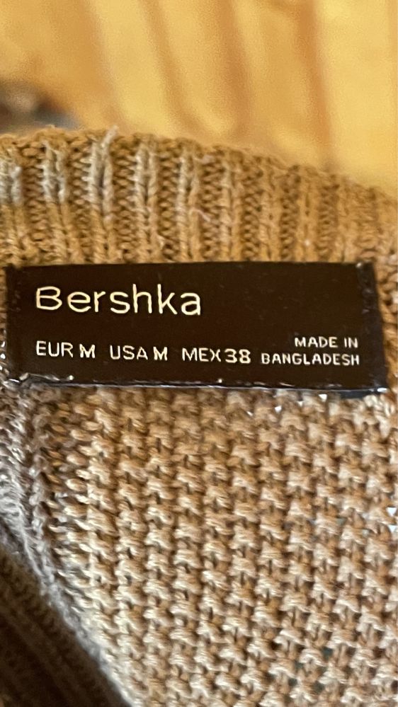 Plover cu 2 tipuri de maro și alb din Bershka