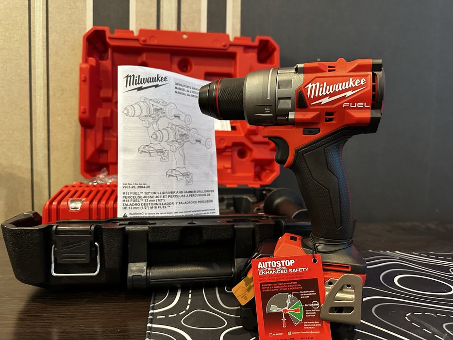 Milwaukee M18 шуруповерт FUEL 1/2” Drill/Driver Kit