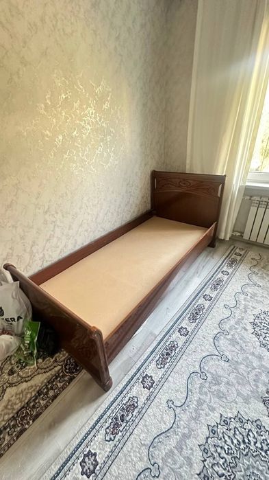 Продаётся односпальная кровать без матраса