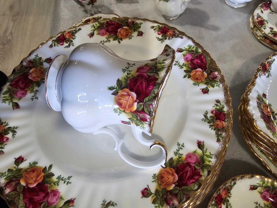 Royal Albert Old Country Rouses  - Колекционерски порцелан !