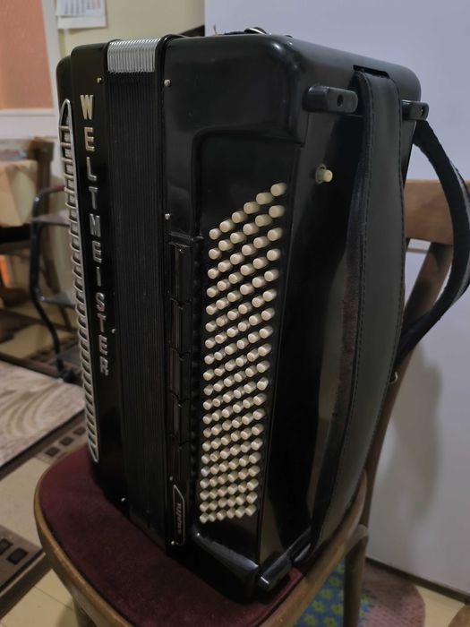 Продавам акордеон WELTMEISTER SUPITA