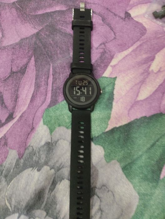 Продаю часы, в отличном состоянии пользовались неделю