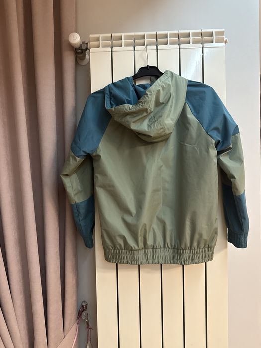 Geacă sport copil – model color-block, stil urban, ca nouă