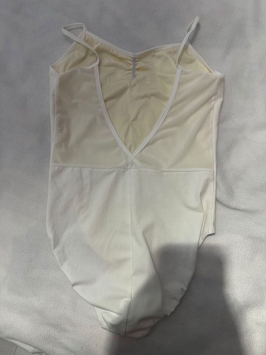 Бяло Балетно трико, чисто ново, не е носено.