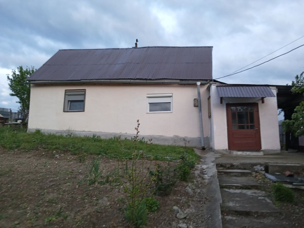 Vând casă cu gradina