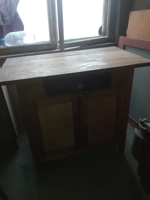 Стол кухонный. .и шкаф
