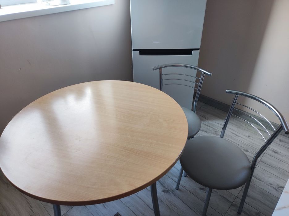 Продаю круглый стол (диаметр 90 см) и 4 стула.