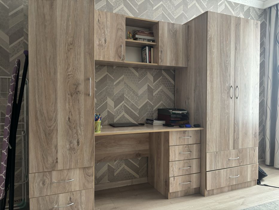 Продам стенку +кровать  с выдвижными ящиками