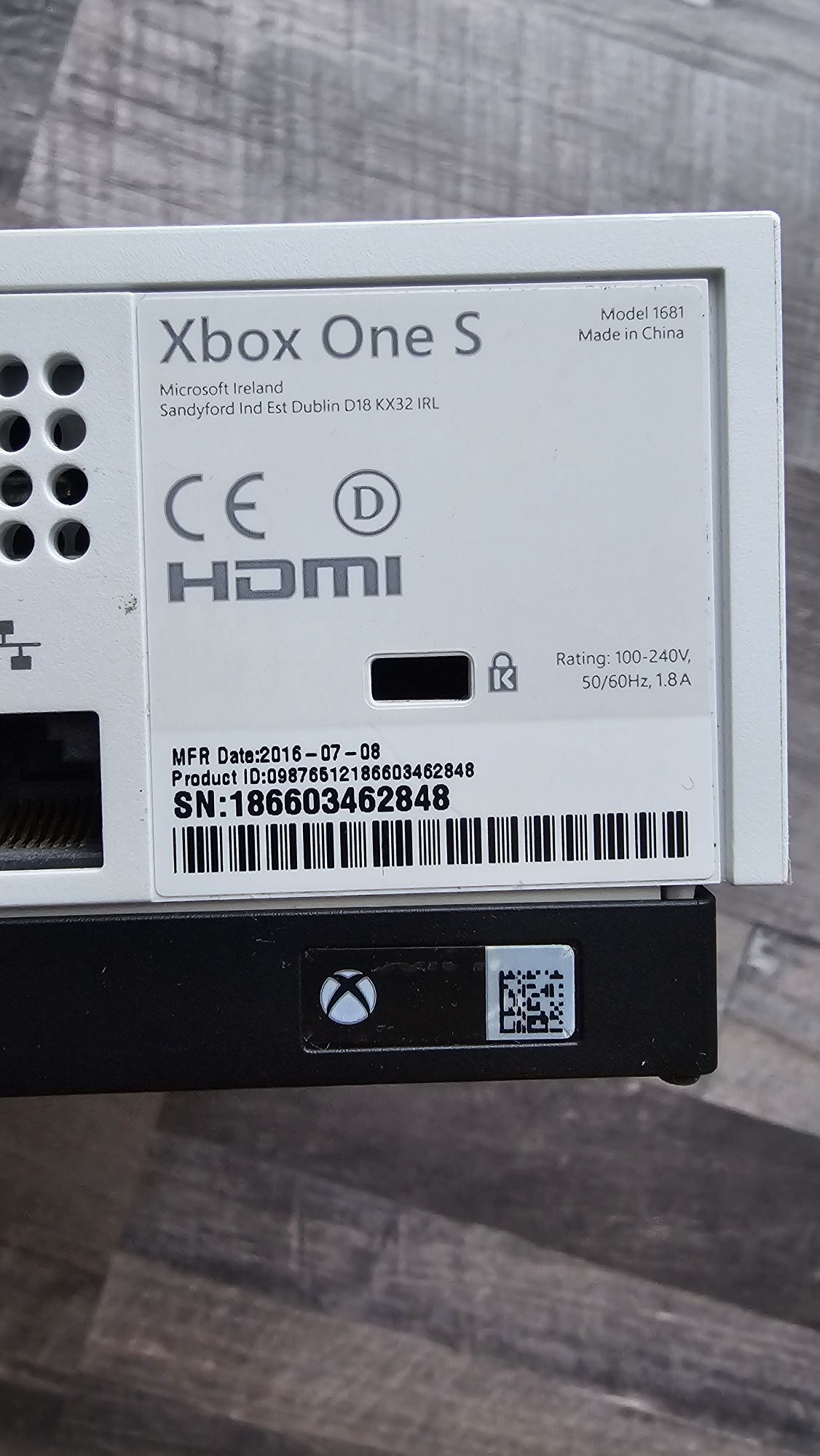 Xbox One S + 2 manete joystick-uri 500 gb Memorie!!!