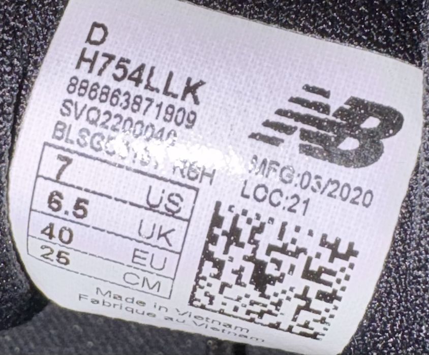 Adidasi New Balance, purtati o singura data.