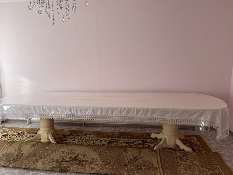 Стол в гастинную