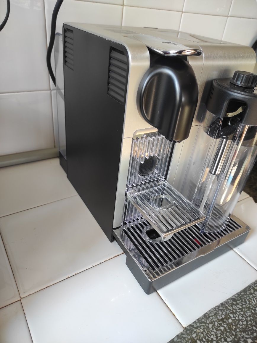 Кафемашина с капсули Delonghi Делонги Nespresso Lattissima Pro