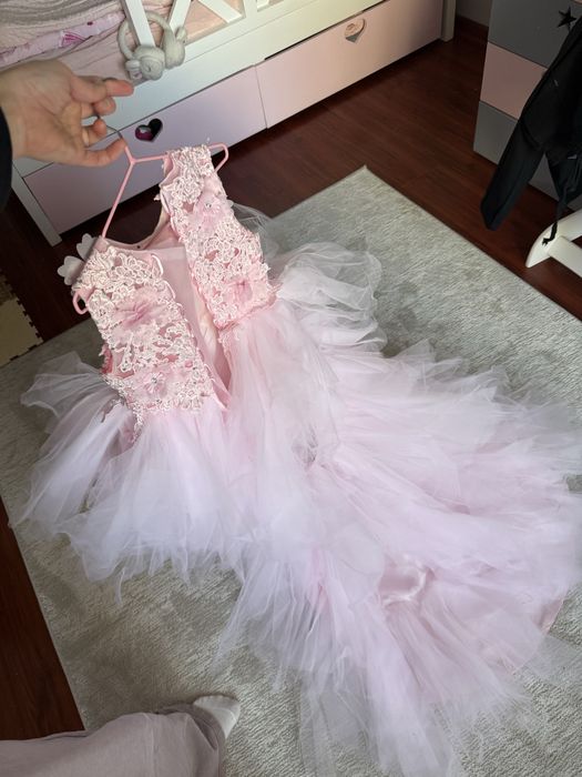 Платье для девочки со шлейфом