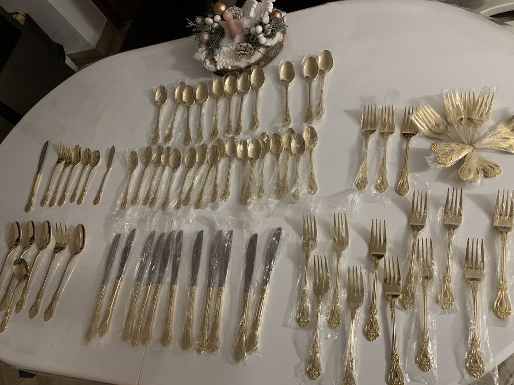 Set tacamuri aurite 12 persoane 84 piese