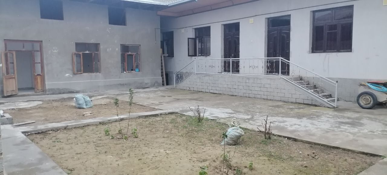 Tayyor uy sotiladi 8 sotix 10 xona