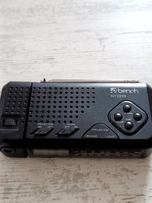 Radio portabil cu baterii și ceas electronic cu proiecție