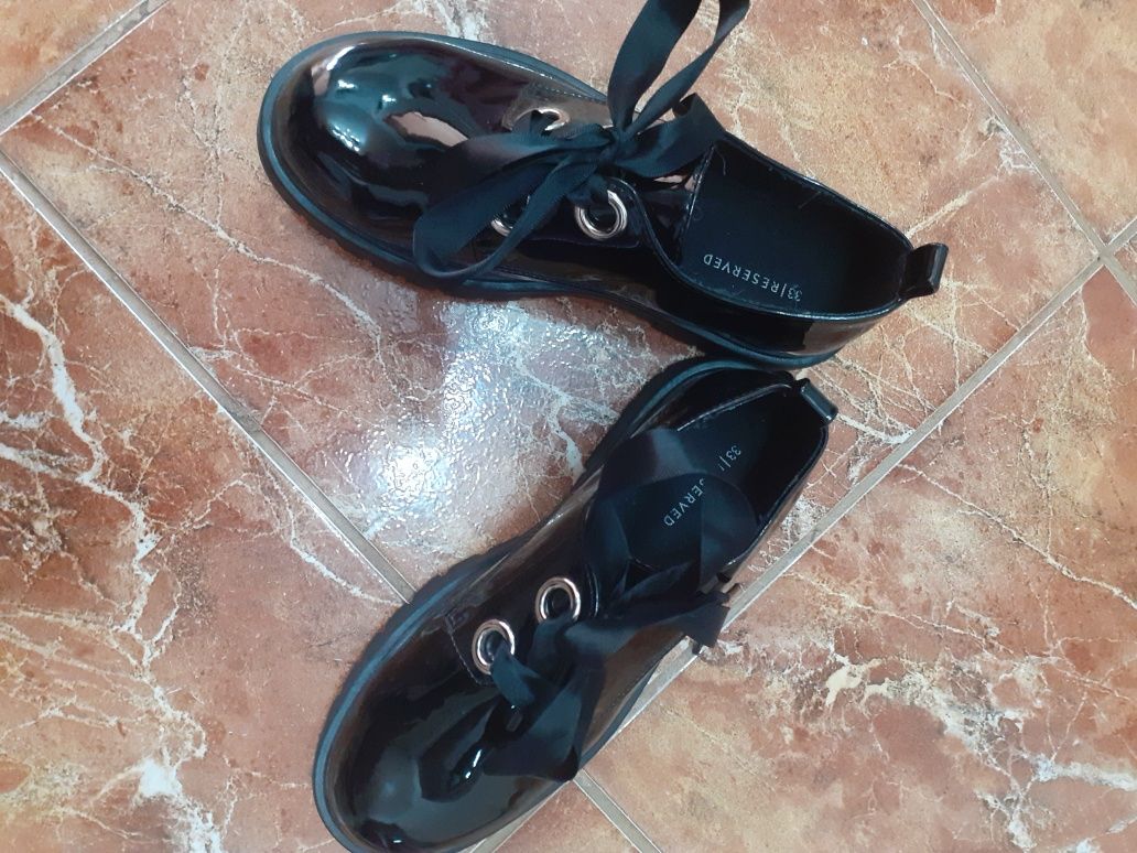 Pantofiori negri lac