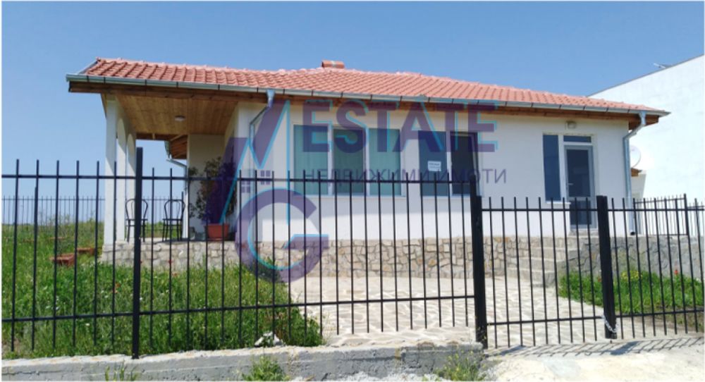 Продава класическа едноетажна къща с две спални - в гр.