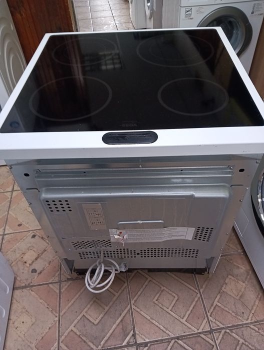 Като нова свободно стояща печка с керамичен плот Voss Electrolux