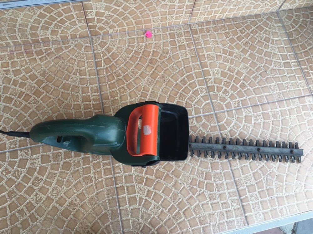 Aparat de tuns gardul viu-Black and Decker