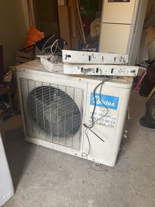 Колонен климатик Midea