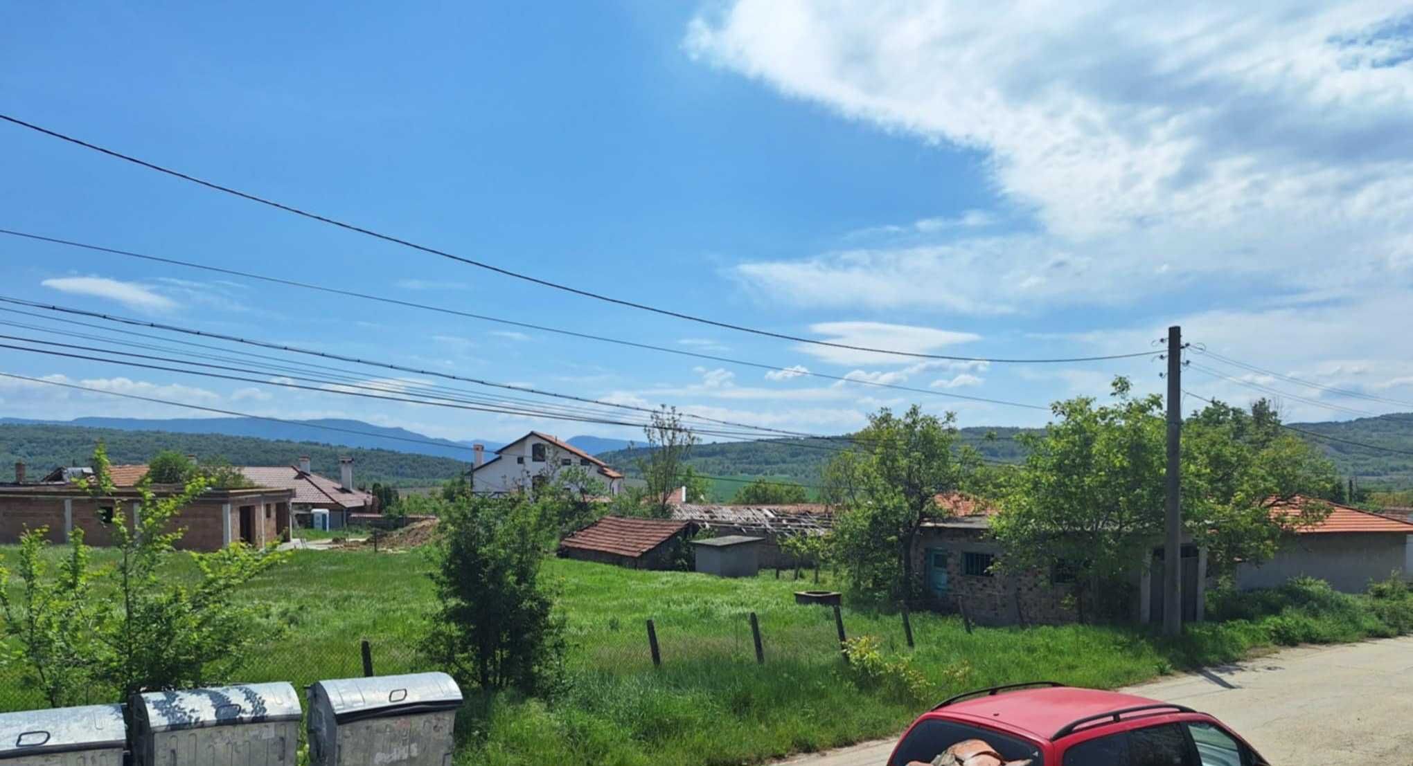 Продавам парцел с тухлен гараж